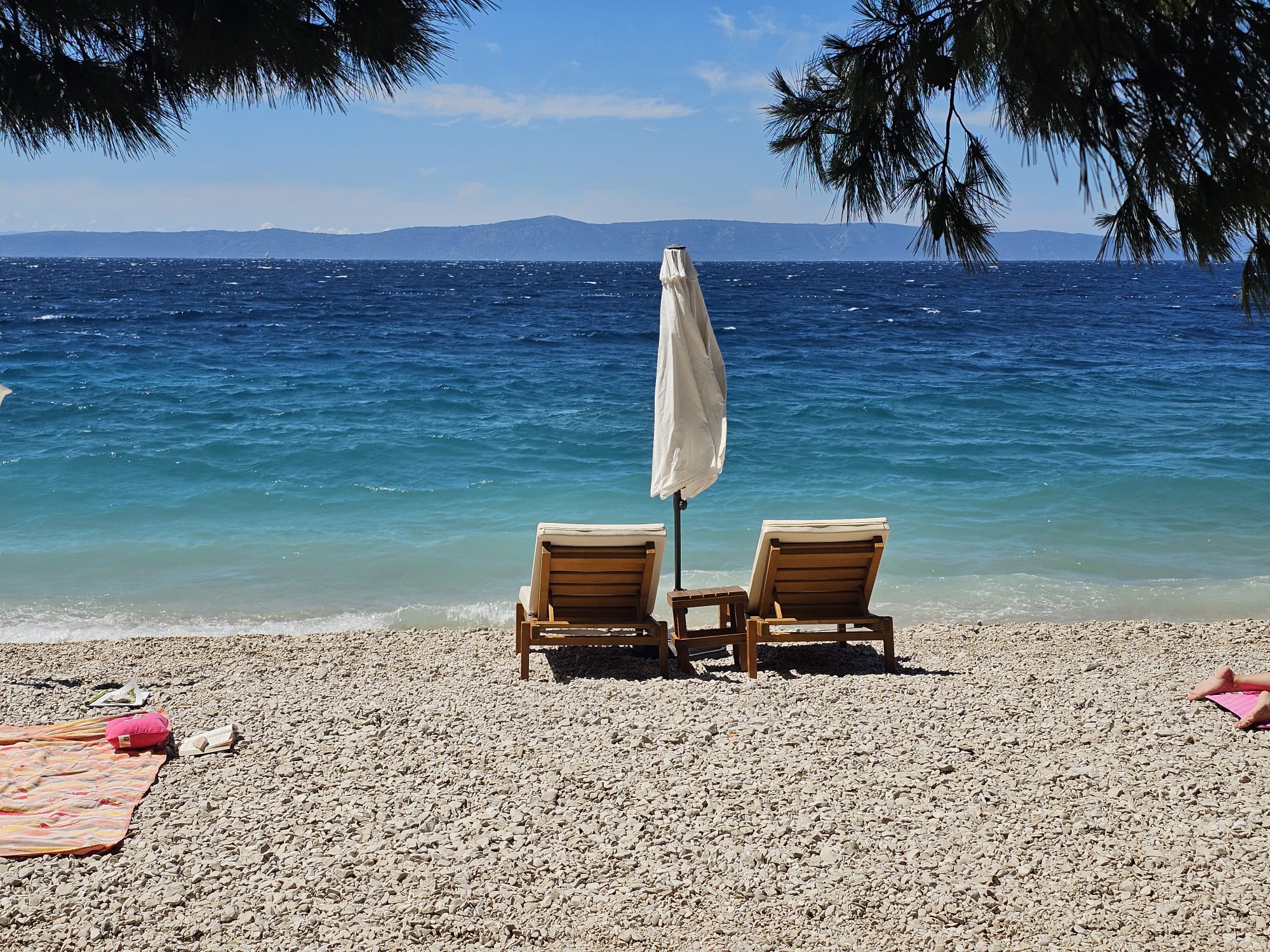 Sonne, Strand & Service: Das kostet ein Strandtag in Tučepi (Makarska Riviera) 2026 – Liegen, Massagen & Insider-Tipps